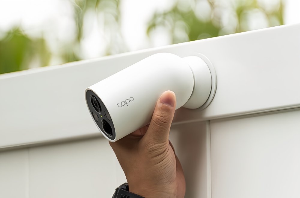 Tapo C120 indoor security camera installed in a modern living room, monitoring in 2K resolution with AI human detection